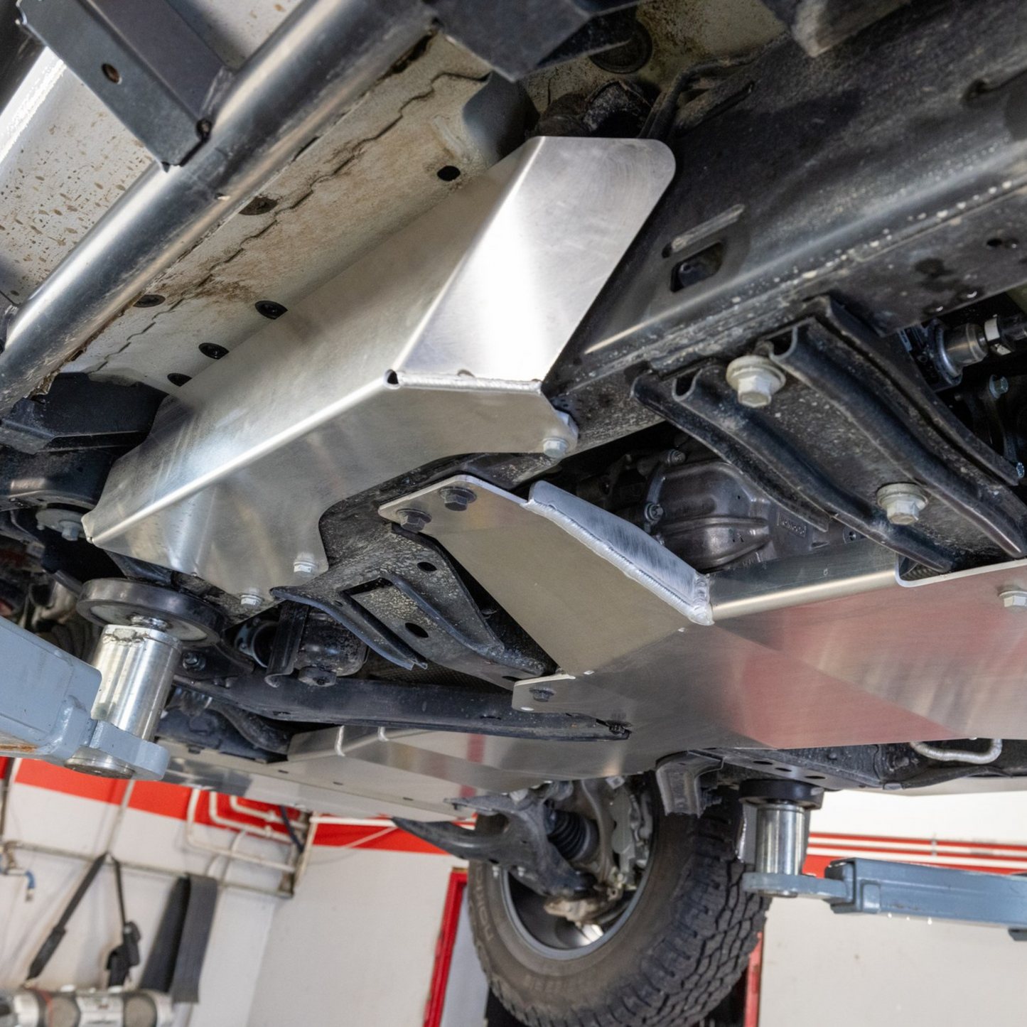 Johtosarjan suojat Amarok (2023+)